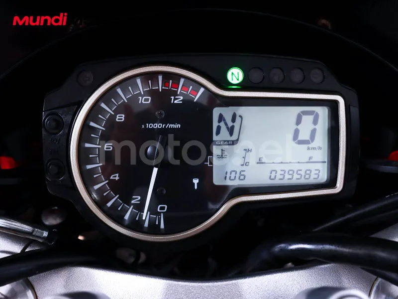 Suzuki GSR750 - Vista 12