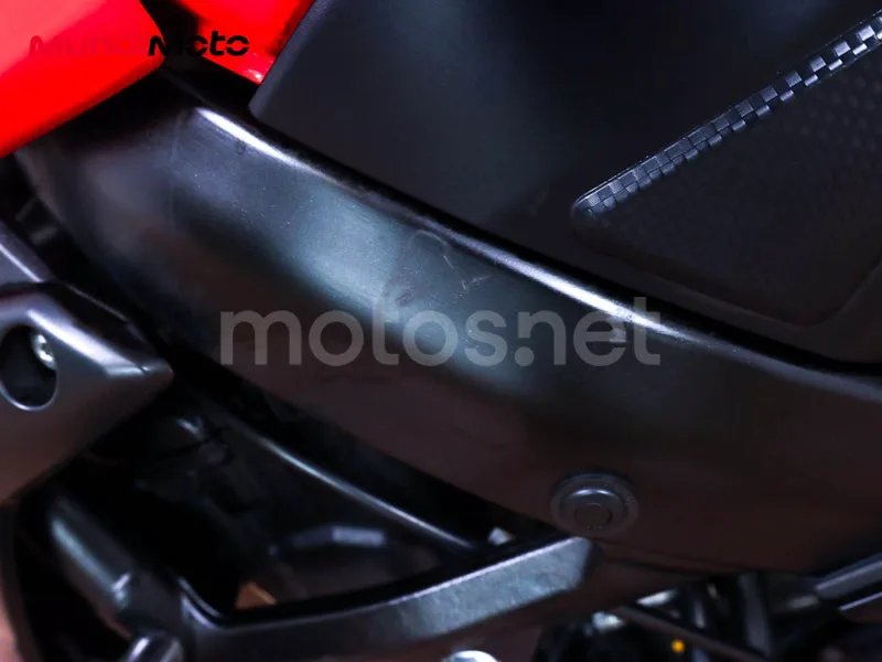Suzuki GSR750 - Vista 21