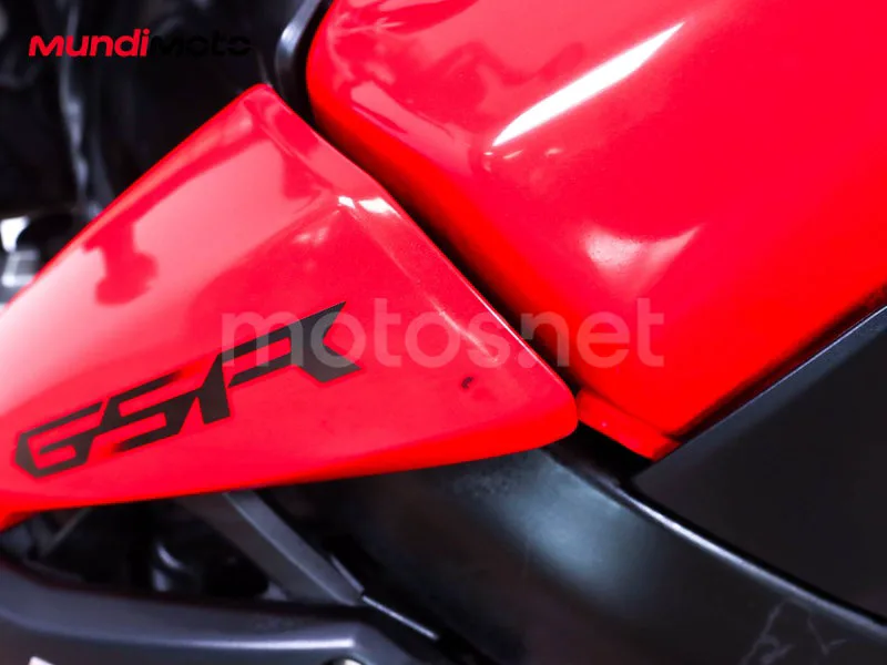 Suzuki GSR750 - Vista 22