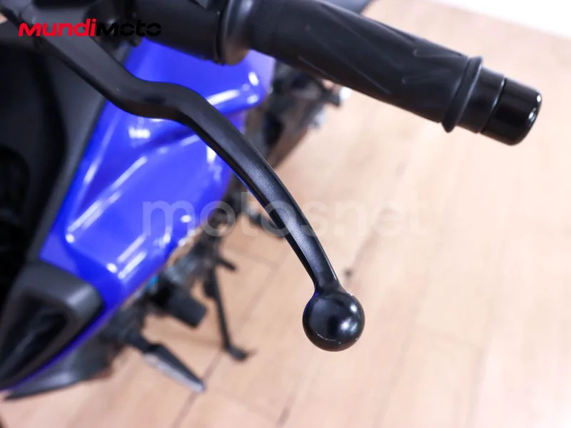 Suzuki GSR750 - Vista 27