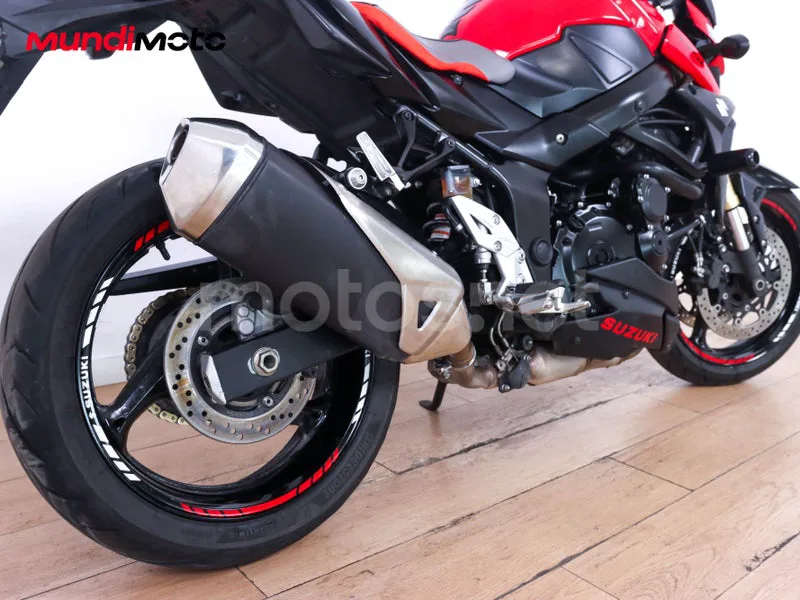 Suzuki GSR750 - Vista 4