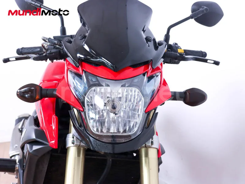 Suzuki GSR750 - Vista 5