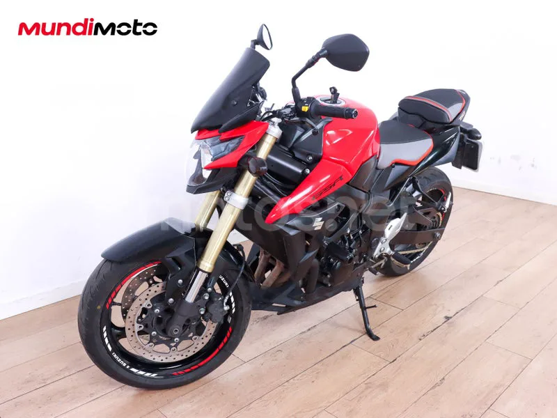 Suzuki GSR750 - Vista 7