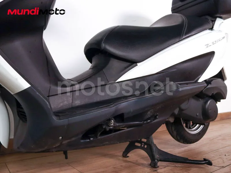 Suzuki Burgman 200 - Vista 10