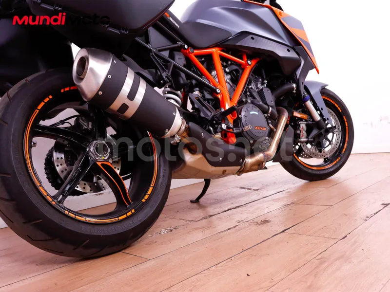 KTM 1290 Super Duke GT - Vista 4