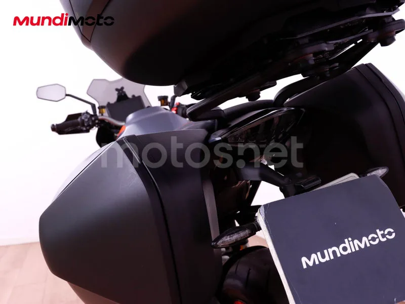 KTM 1290 Super Duke GT - Vista 9