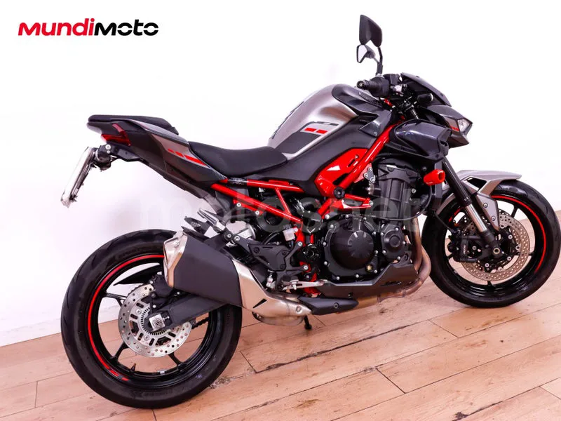 Kawasaki Z900 - Vista 3