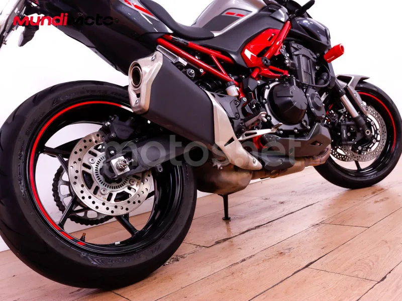 Kawasaki Z900 - Vista 4