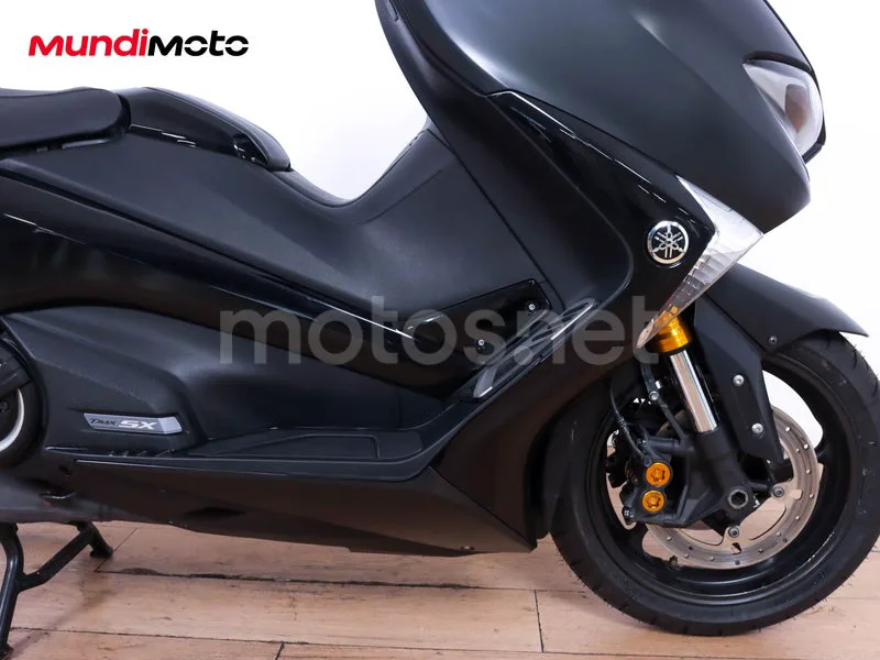 Yamaha TMAX - Vista 14