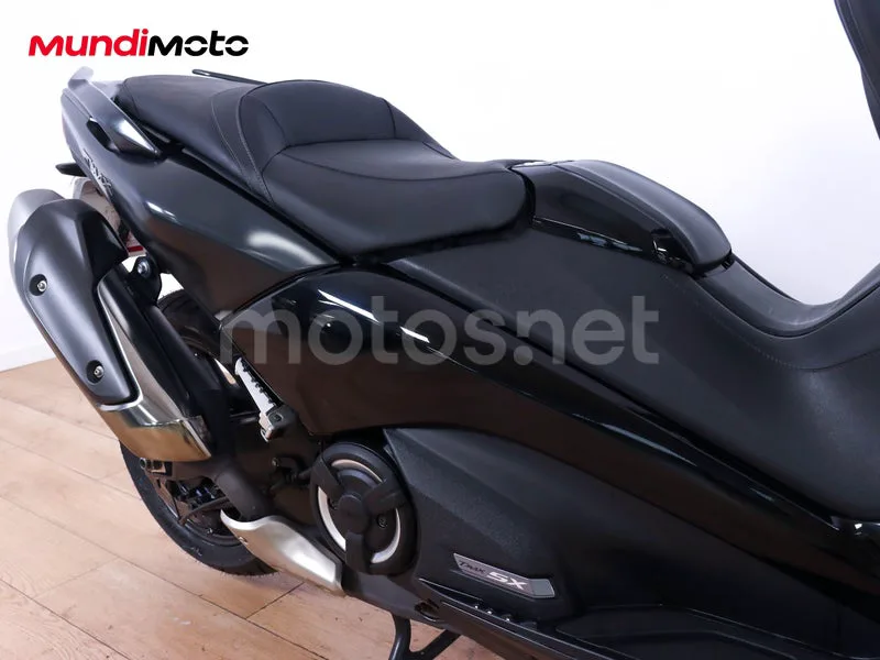 Yamaha TMAX - Vista 15
