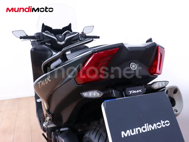 Yamaha TMAX - Vista 9