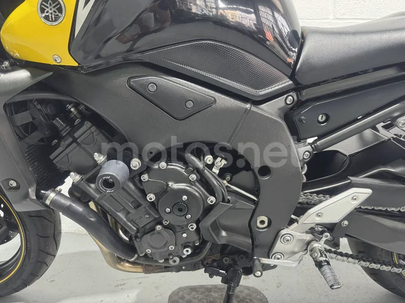 Yamaha FZ1 - Vista 23
