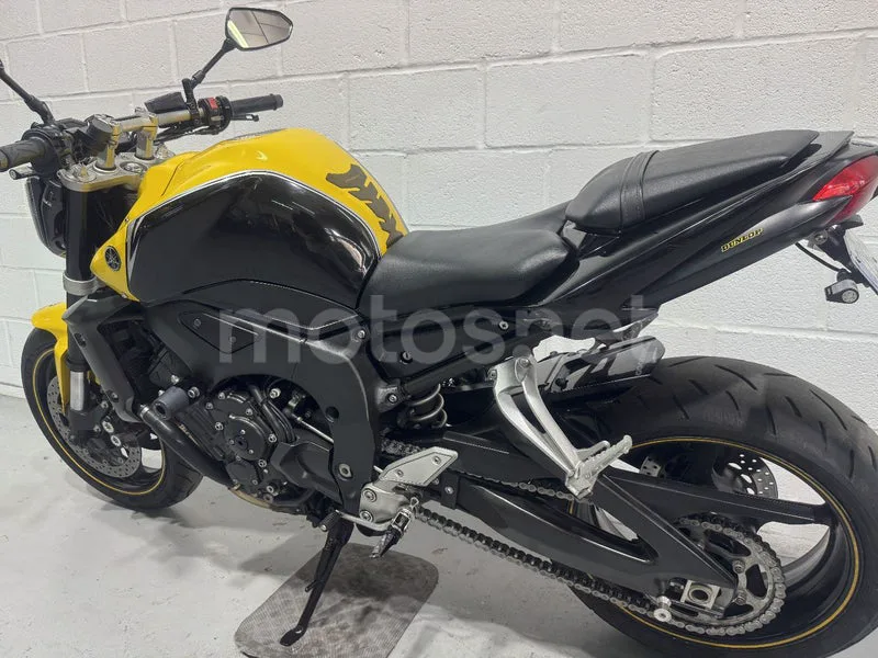 Yamaha FZ1 - Vista 25