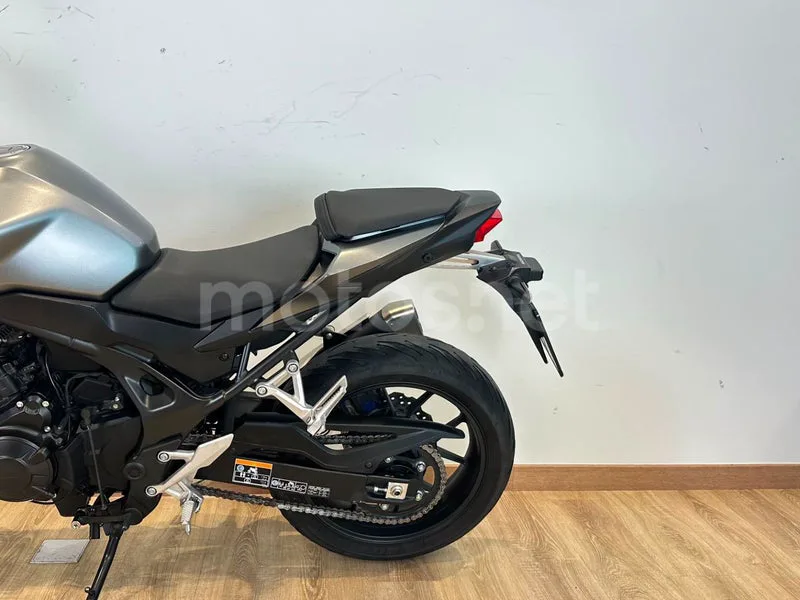 Honda CB750 Hornet - Vista 3