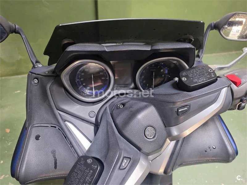 Yamaha TMAX - Vista 9