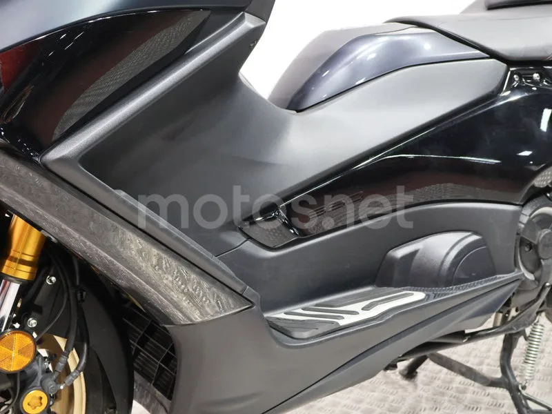 Yamaha TMAX - Vista 13