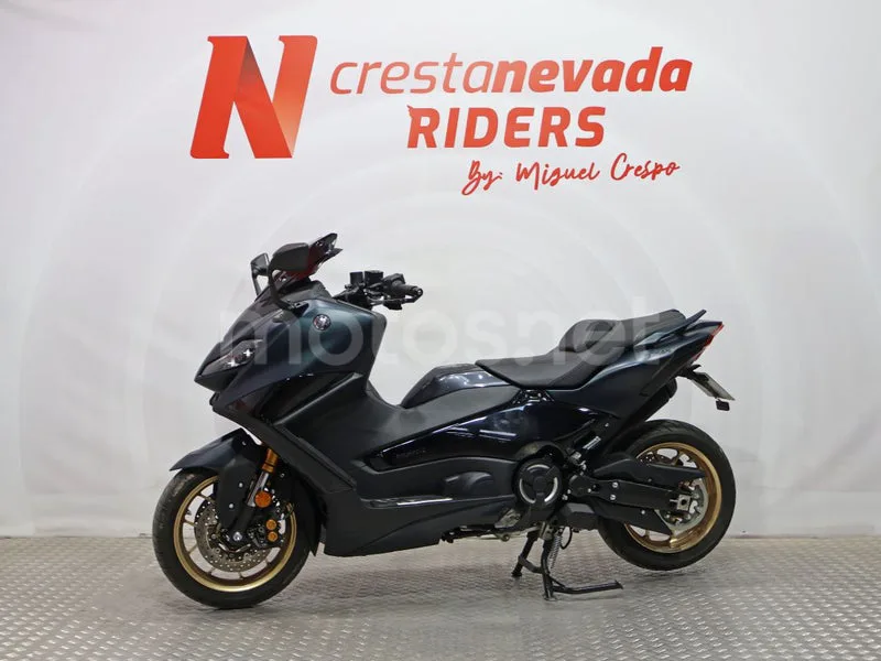Yamaha TMAX - Vista 4