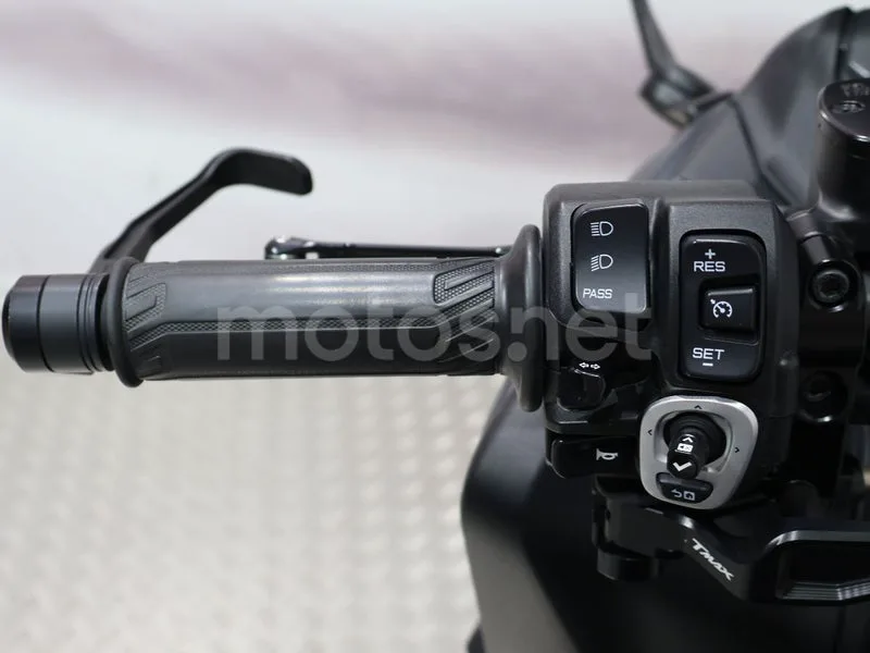 Yamaha TMAX - Vista 8