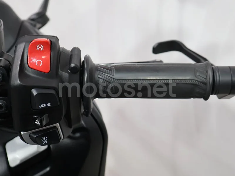 Yamaha TMAX - Vista 9