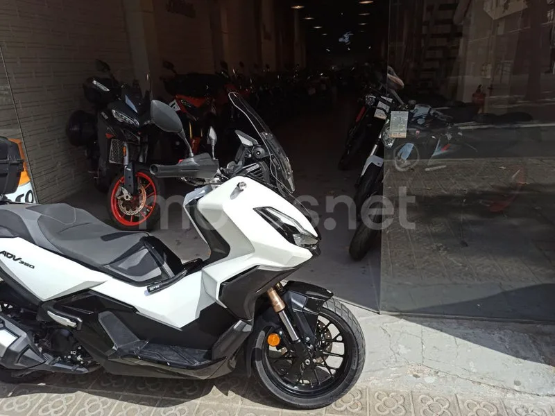 Honda ADV350 - Vista 3