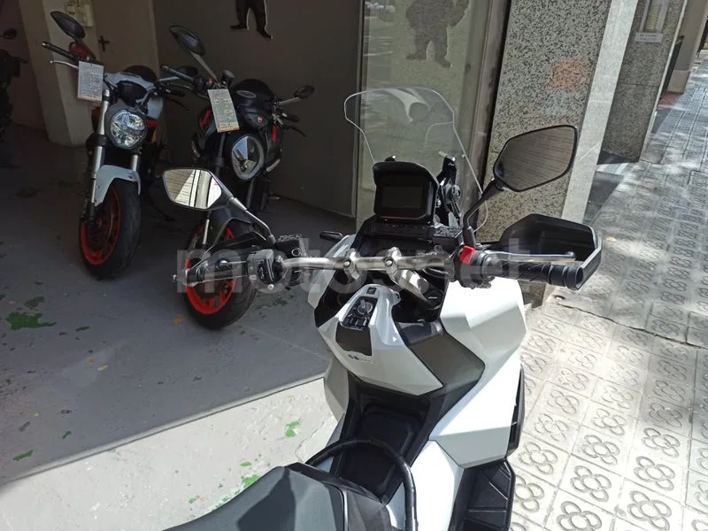 Honda ADV350 - Vista 6