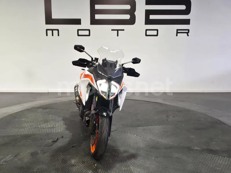 KTM 1290 Super Duke GT - Vista 4