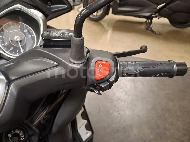 Yamaha XMAX 300 - Vista 11