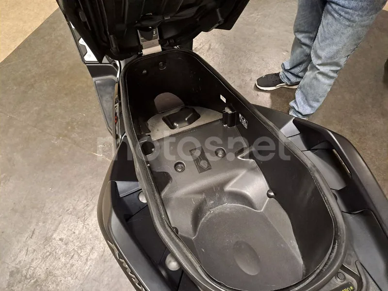 Yamaha XMAX 300 - Vista 12