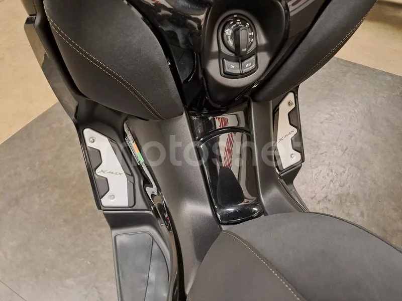 Yamaha XMAX 300 - Vista 9