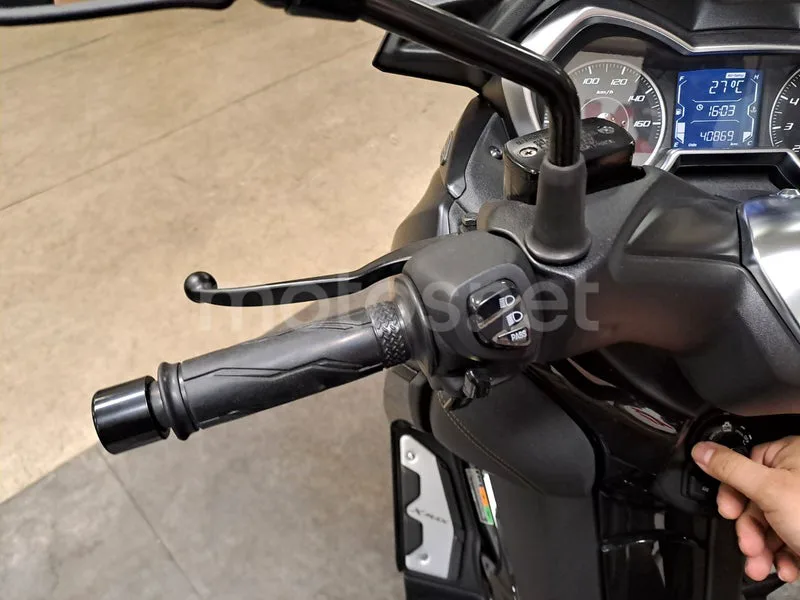 Yamaha XMAX 300 - Vista 10