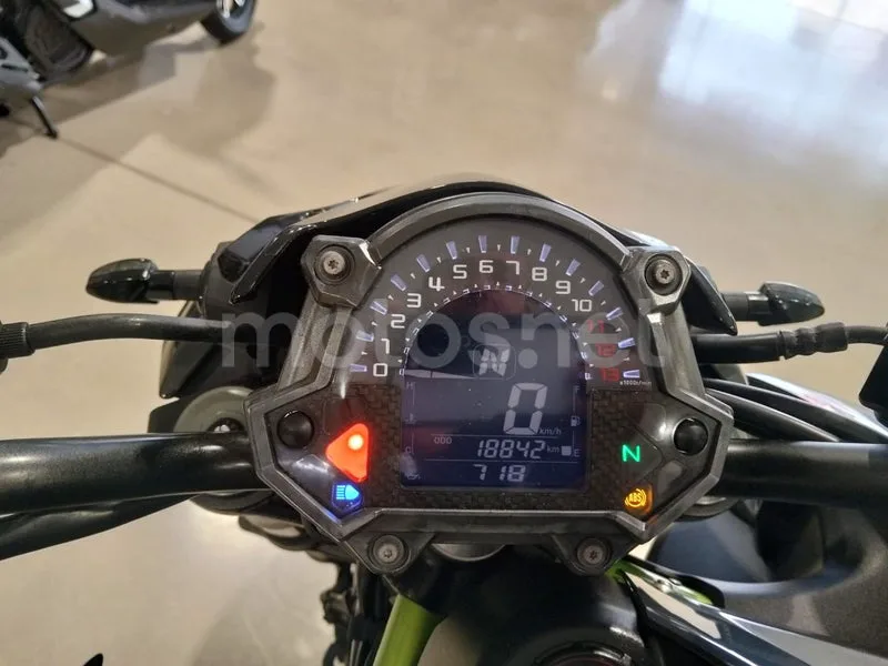 Kawasaki Z900 - Vista 13