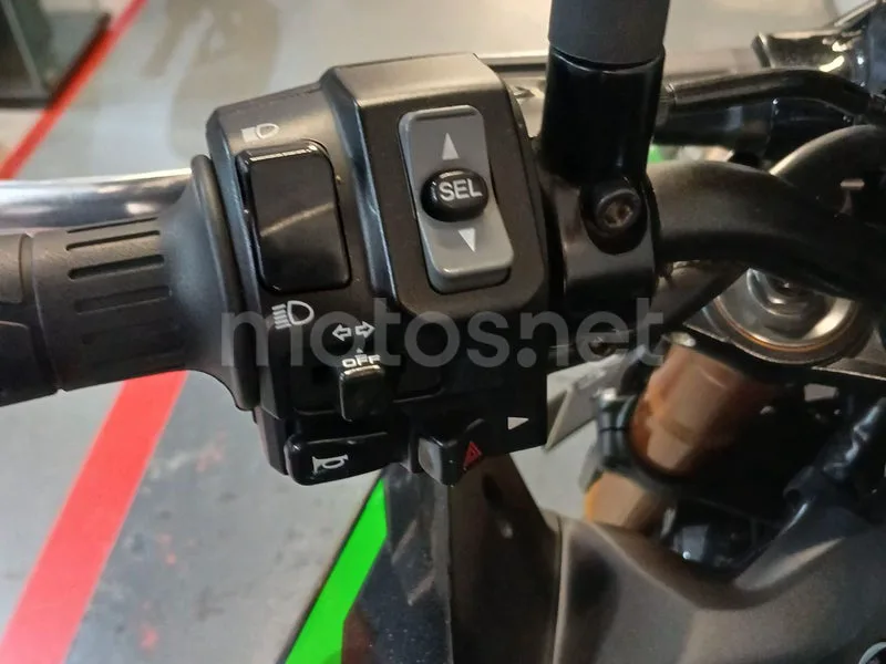 Kawasaki Z900 - Vista 8