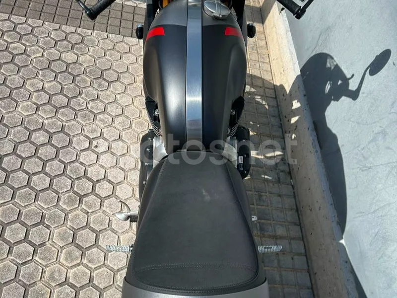 Triumph Thruxton RS - Vista 9