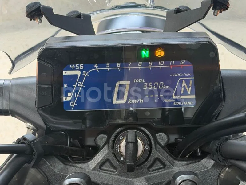 Honda CB125R - Vista 3