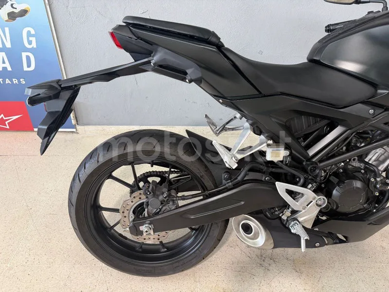 Honda CB125R - Vista 10
