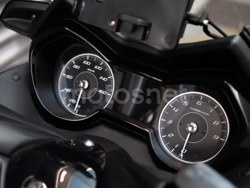 Yamaha XMAX 300 - Vista 11