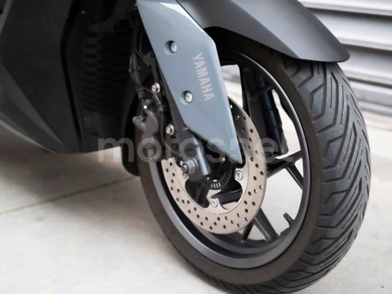 Yamaha XMAX 300 - Vista 4