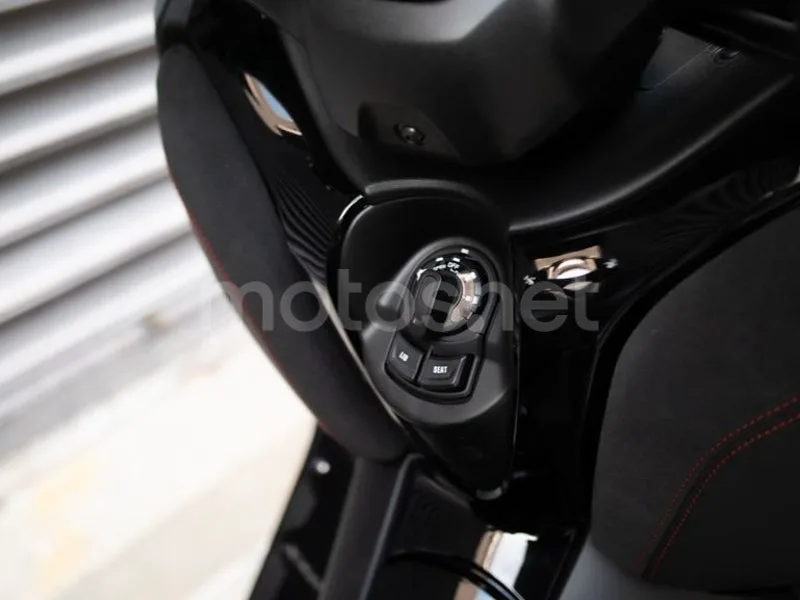 Yamaha XMAX 300 - Vista 8