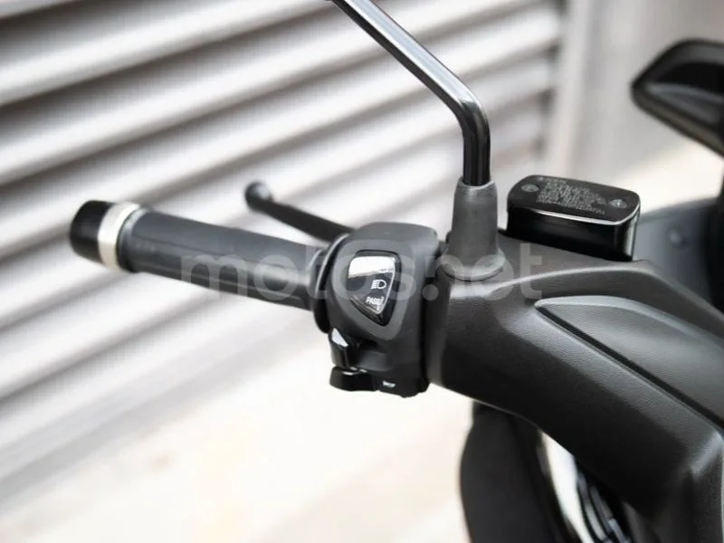 Yamaha XMAX 300 - Vista 9