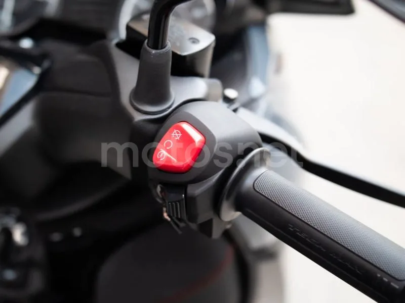 Yamaha XMAX 300 - Vista 10