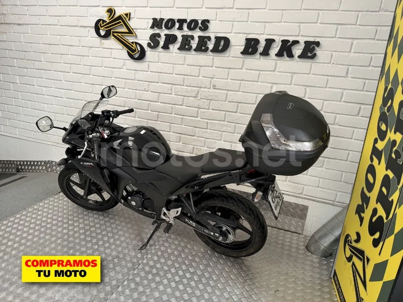 Honda CBR125R - Vista 13