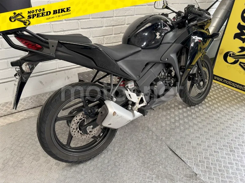 Honda CBR125R - Vista 5