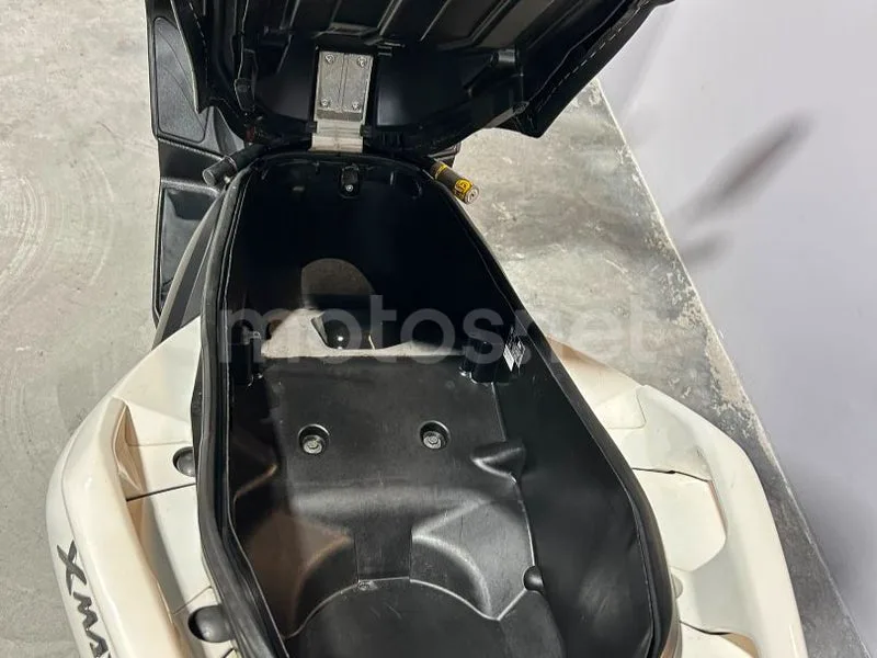Yamaha XMAX 300 - Vista 11