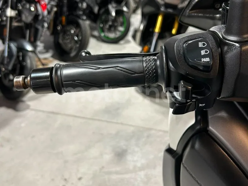 Yamaha XMAX 300 - Vista 14