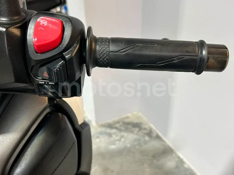 Yamaha XMAX 300 - Vista 16