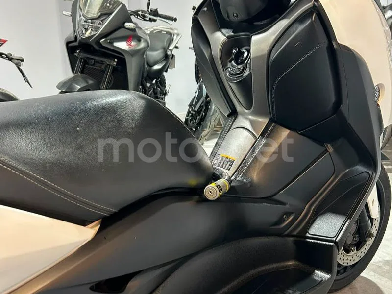 Yamaha XMAX 300 - Vista 6