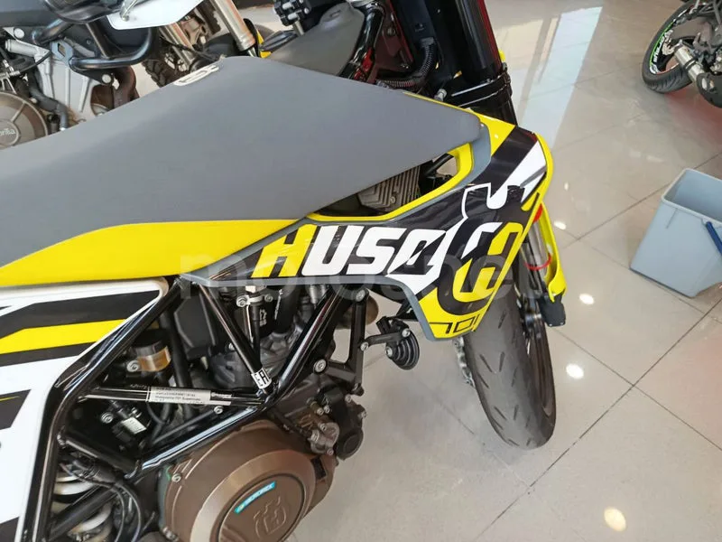 Husqvarna 701 Supermoto - Vista 11