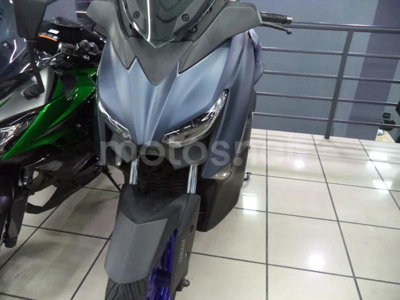 Yamaha XMAX 300 - Vista 3