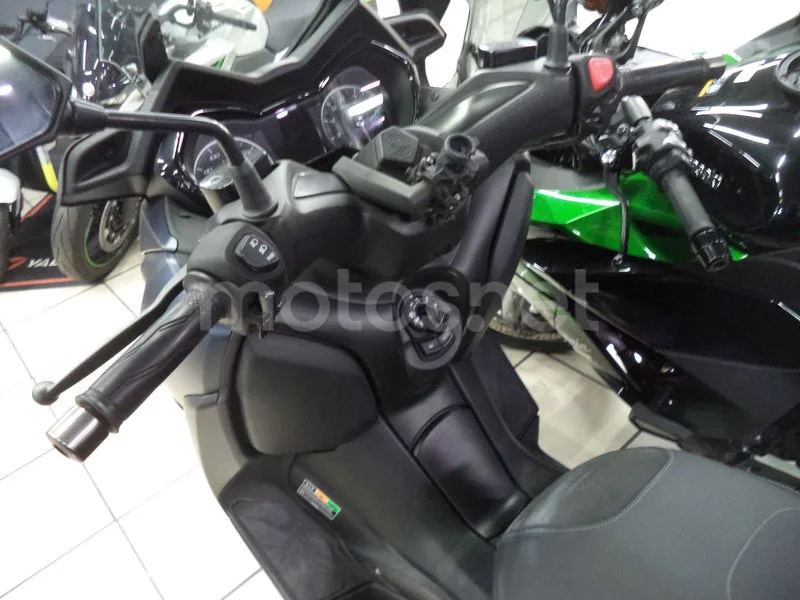 Yamaha XMAX 300 - Vista 7