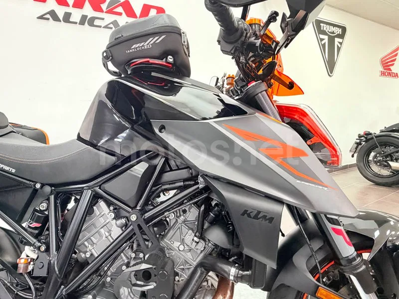 KTM 1290 Super Duke R - Vista 15